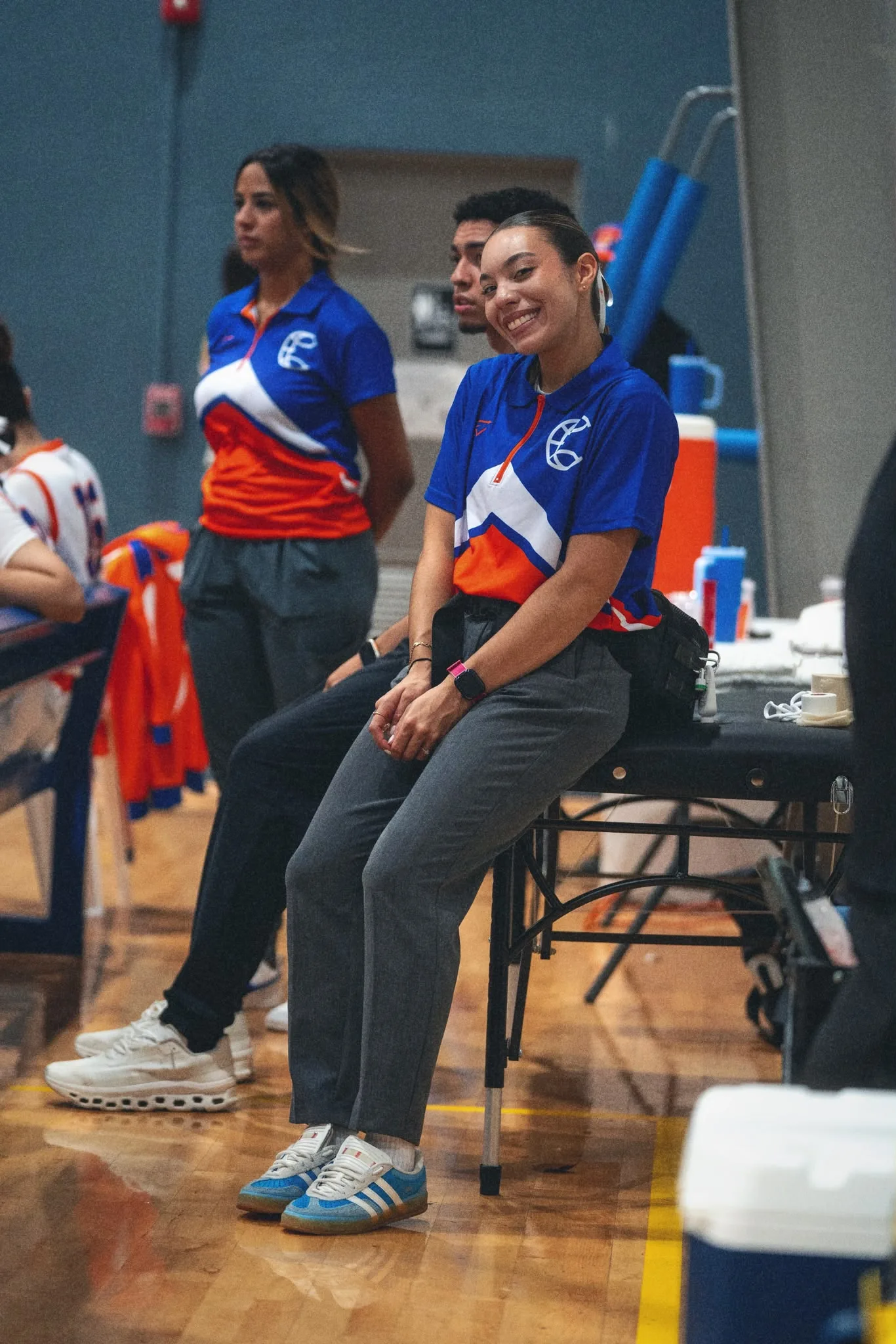 Andrea trabajando en un ambiente deportivo