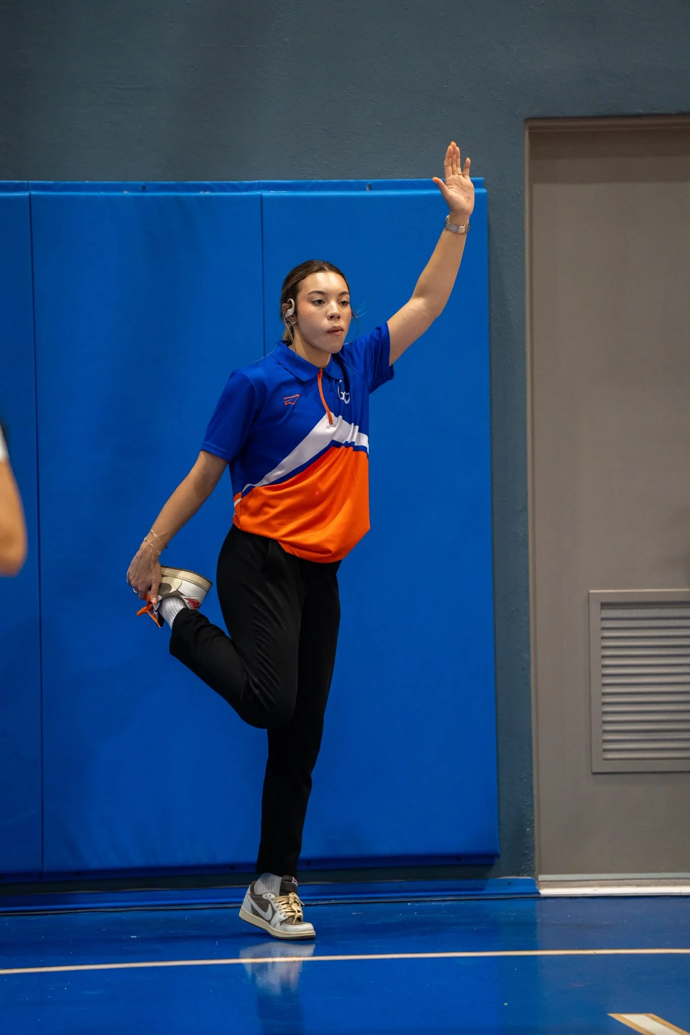 Andrea realizando un ejercicio de equilibrio en una cancha deportiva