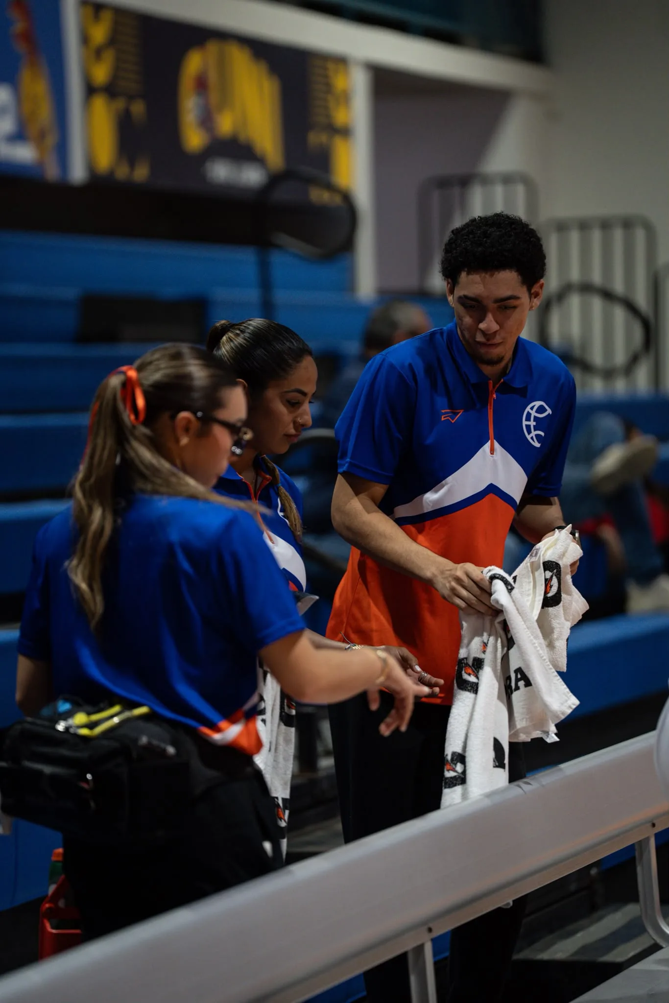 Equipo deportivo colaborando en una cancha